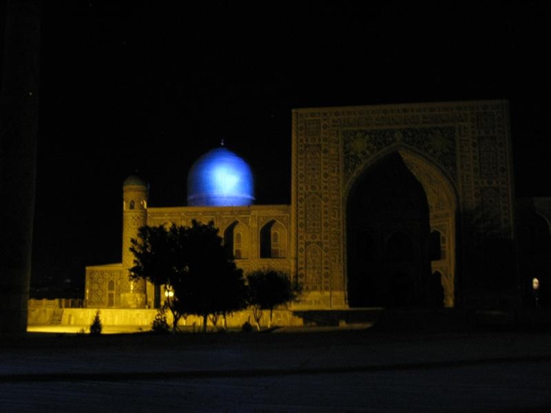 Tila Kari - une des trois medersas du Registan de Samarkande, de nuit.